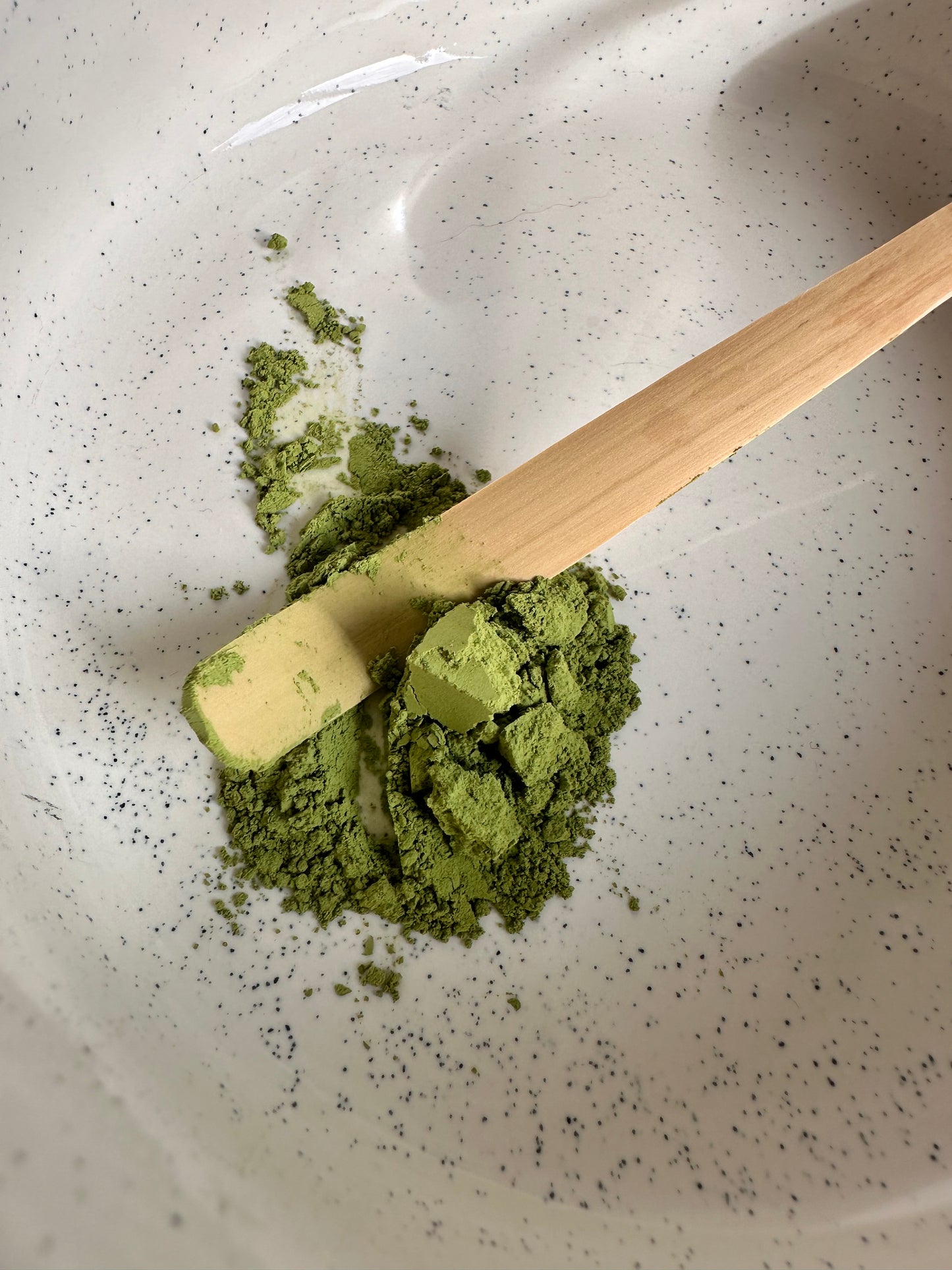 matcha dans un bol avec cuillere en bamboo