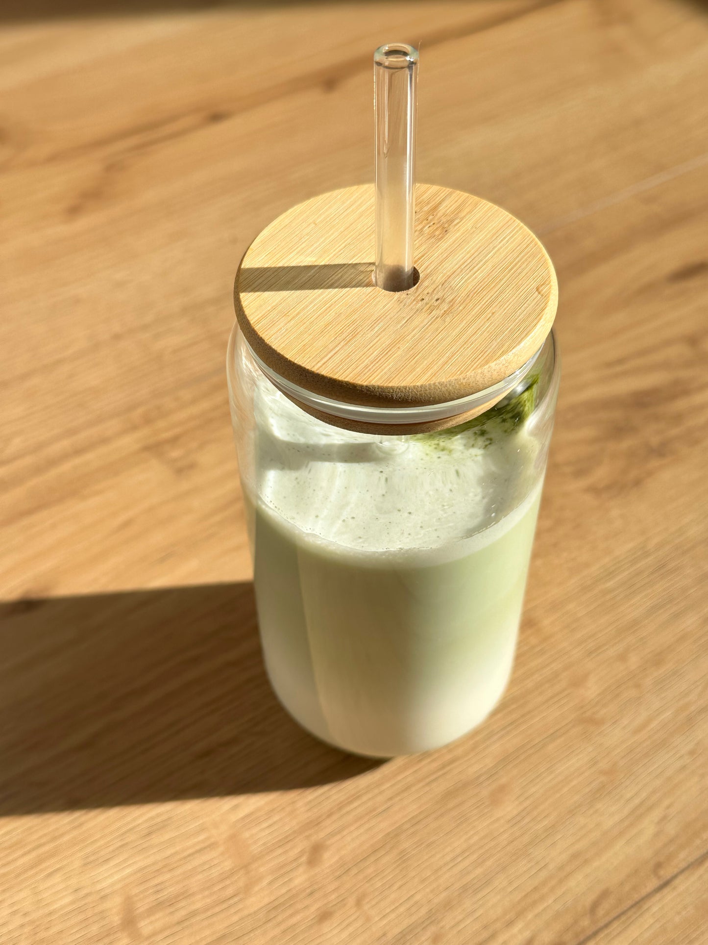 verre avec couvercle en bamboo contenant du matcha