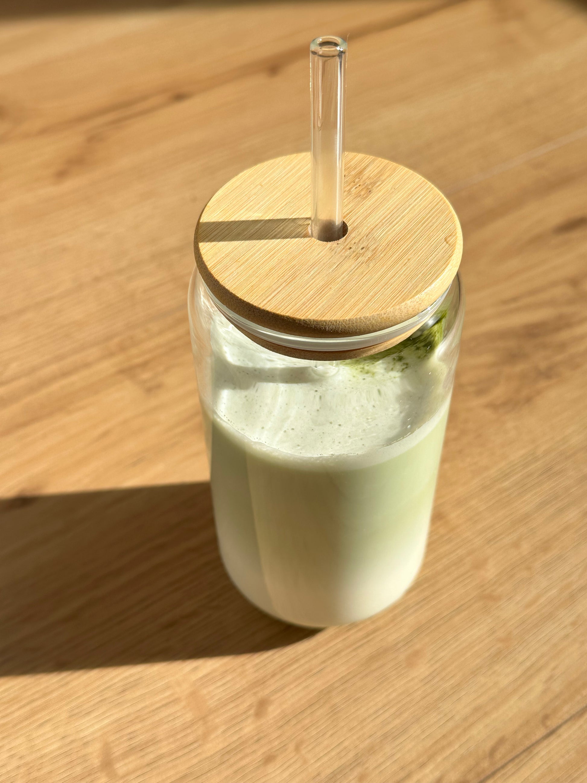 verre avec couvercle en bamboo contenant du matcha