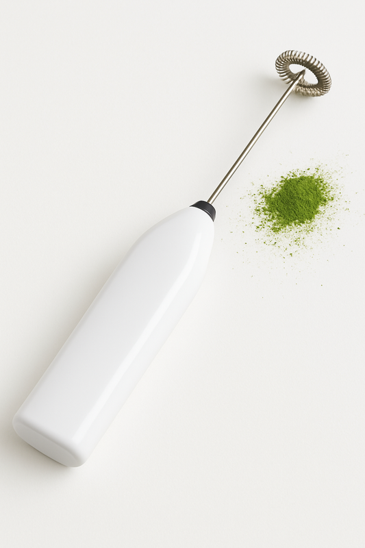 mousseur a lait avec matcha vert